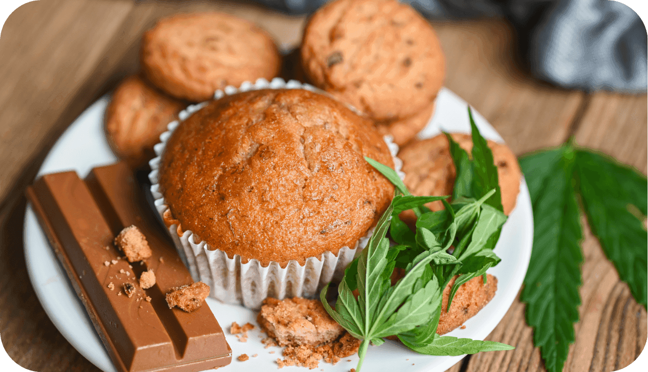 Muffins und Schokolade mit Cannabis Blatter auf einem Teller