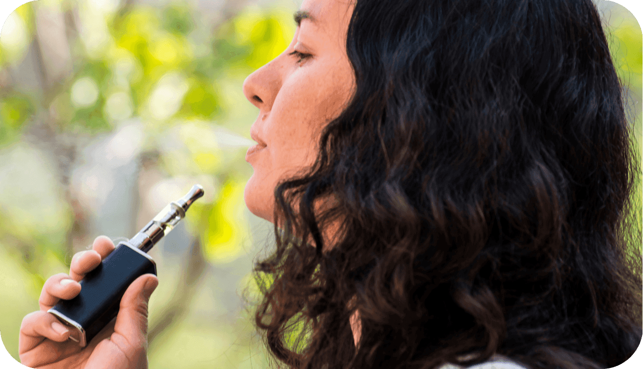 Frau mit Vaporizor in der Hand